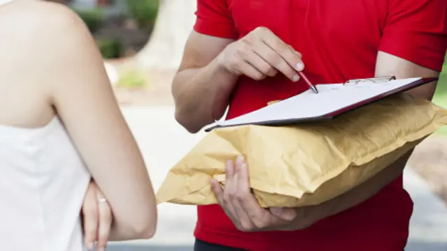 Empleado de empresa de entregas llevando un sobre