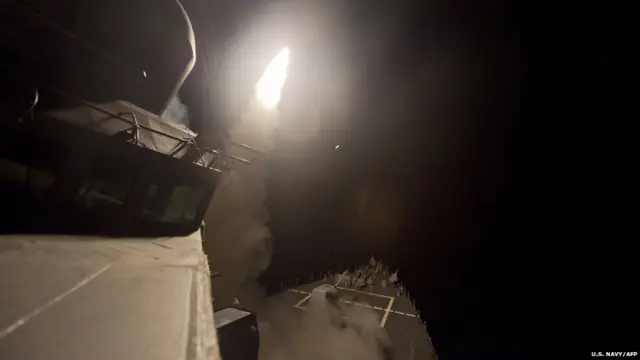 شام کے وزیرِ خارجہ کا کہنا ہے کہ اقوام متحدہ کے ایلچی کو ان حملوں سے متعلق آگاہ کر دیا گیا تھا۔ دولتِ اسلامیہ اس وقت شام اور عراق کے بیشتر حصوں پر قابض ہے۔