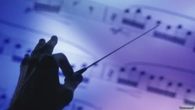 Рука дирижера над нотами