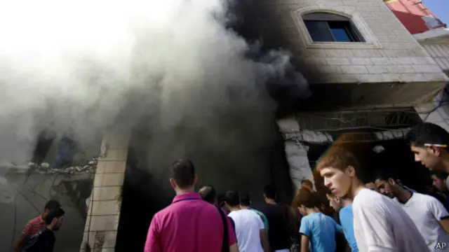 فلسطينيون بالخليل يتفقدون مكان مقتل فلسطينيين قالت إسرائيل إنهما دبرا قتل 3 مستوطنين.