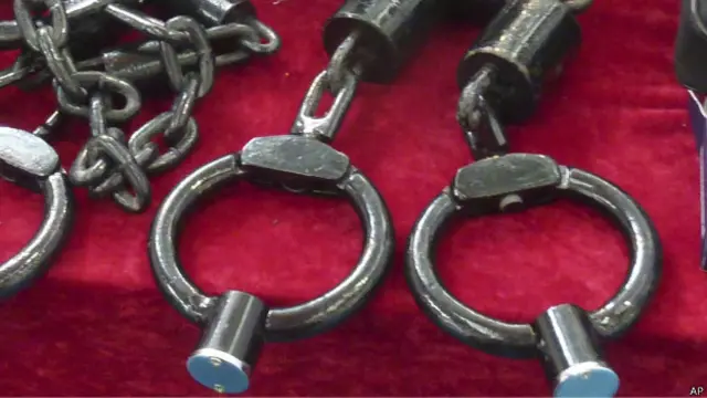 Espsas con pesos, de fabricación china (foto distribuída por Amnistía Internacional)