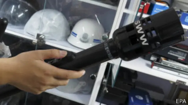 Una linterna que es también picana eléctrica (foto distribuida por Amnistía Internacional)