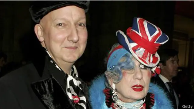 El diseñador de sombreros Stephen Jones en una foto de los años 80