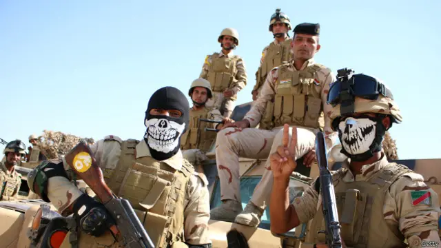 Солдаты армии Ирака на учениях около города Басра.