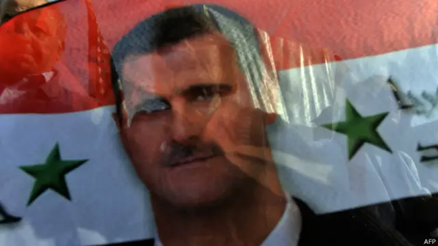 Портрет сирийского президента на флаге страны
