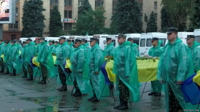 У Дніпропетровську на центральній площі міста пройшла панахида за загиблими в зоні проведення антитерористичної операції 21 невідомими захисниками України.