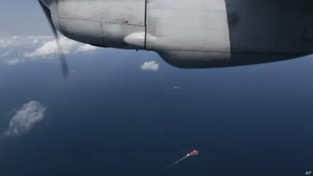 越南飛機在南海上空飛行
