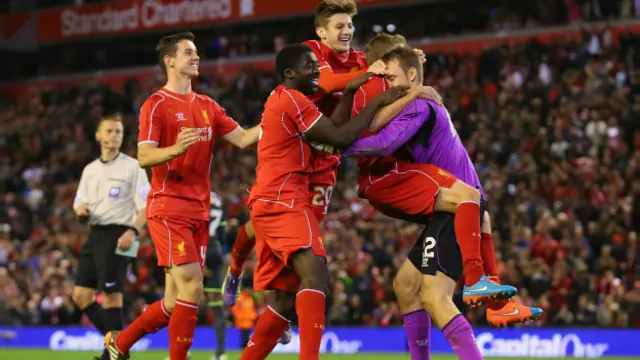 لیورپول نے 13-14 گول کی جیت کے ساتھ اگست سنہ 2011 میں فٹبال ليک ٹرافی میں ریڈبرج اور لیٹن اورینٹ کے درمیان کھیلے جانے والے میچ کی برابری کر لی