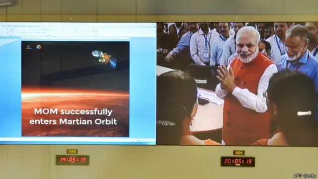 بھارت کے خلائی سائنسدانوں نے مریخ کے مدار میں بھارتی خلائی جہاز پہنچانے میں تاریخی کامیابی حاصل کی تو اسرو کے کنٹرول سنٹر پر کسی سائنس داں کا کوئی بیان نہیں آيا بلکہ وہاں صرف وزیر اعظم مودی نے تقریر کی