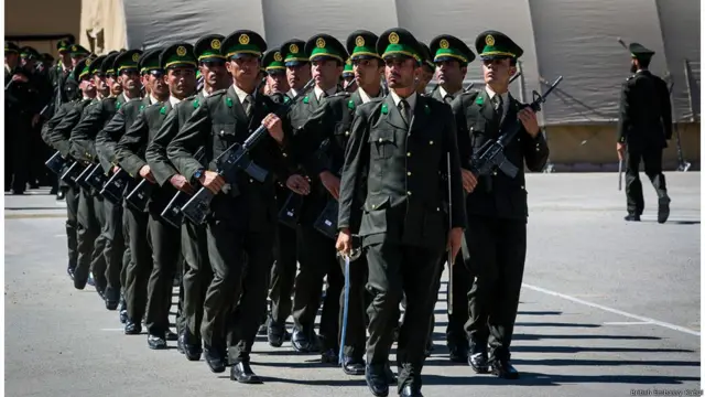 با حضور مایکل فا لون، وزیر دفاع بریتانیا در کابل اولین گروه از افسران ارتش ملی افغانستان از دانشگاه مارشال فهیم فارغ التحصیل شدند. 