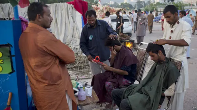 خرم نواز گنڈاپور کے مطابق کھانے پینے کے علاوہ جو سب سے بڑی ذمہ داری ہے وہ ان دس ہزار افراد کو رہائش فراہم کرنا ہے جو کہ انھیں مخیر افراد کی مدد سے با آسانی دے دی گئی ہے