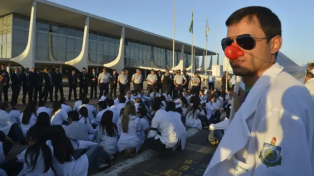 Médicos e governo estão em pé de guerra há mais de um ano, desde lançamento de programa Mais Médicos