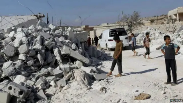 شنت قوات التحالف نحو 16 غارة على مواقع تنظيم الدولة الإسلامية في سوريا.