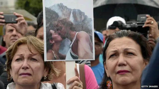 La muerte de Spear, quien se encontraba de vacaciones con su pareja, Thomas Berry, conmocionó a Venezuela.