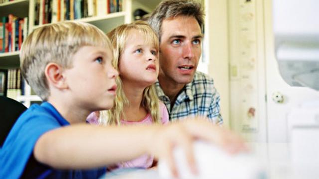 研究发现影响孩子在校学习成绩的最重要因素是父亲的受教育程度。