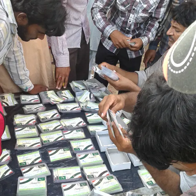 دھرنا انتظامیہ کا کہنا ہے کہ رجسٹریشن کے پہلے پانچ دنوں میں 70 ہزار افراد کو فارم جمع کروانے کے بعد یہ کارڈز بنا کر دیے گئے تھے۔ 