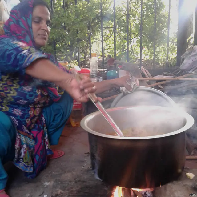 ویسے تو دھرنے میں ہر ایک کو مفت کھانا فراہم کیا جاتا ہے جس پر ہر روز سات لاکھ روپے خرچ آتا ہے۔ البتہ بعض رہائشی اپنا کھانا خود پکانے کو ترجیح دیتے ہیں۔