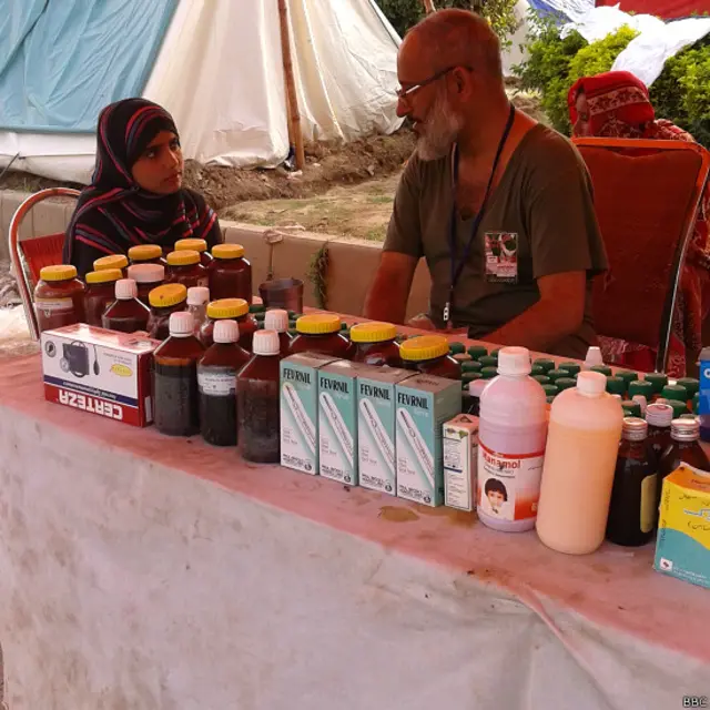 صفائی کی صورتِ حال بہتر ہونے سے بیماریوں کا سلسلہ بھی کم ہو گیا ہے۔ پھر بھی ہر طرح کی ادویات خیمہ بستی کے اندر موجود ہیں۔ گرفتاری کے خوف سے پولیس کے ساتھ جھڑپ میں زخمی ہونے والوں کے لیے مرہم پٹی اور چھوٹے آپریشن کے لیے سرجری روم تربیت یافتہ عملے کے ساتھ موجود ہے۔ 