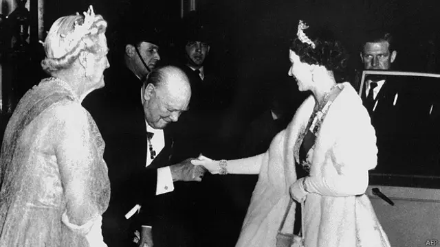 Елизавета II и Уинстон Черчилль в 1955г.