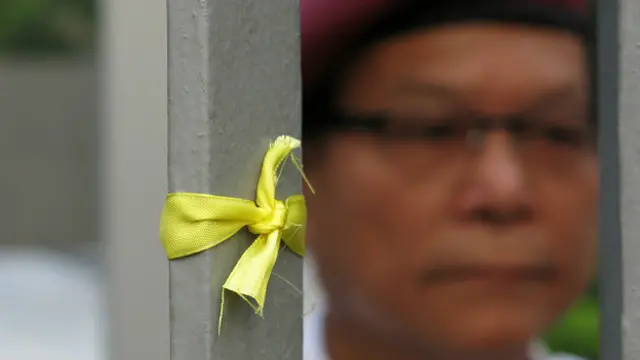 遊行人士綁在香港特首辦外的黃絲帶（BBC中文網記者葉靖斯攝24/9/2014）