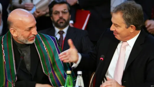 آقای کرزی در ژانویه ۲۰۰۶ در اجلاس لندن برای افغانستان شرکت کرد. او در این عکس با تونی بلیر نخست وزیر بریتانیا که از تعهد کشور خود برای مبارزه با قاچاق مواد مخدر و تروریسم در افغانستان سخن گفت، دست می‌دهد.