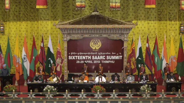 حامد کرزی روابط خود را در سال‌های حکومتش با سران کشورهای آسیای جنوبی و آسیای مرکزی تقویت کرد. او در شانزدهمین اجلاس کشورهای عضو سارک در آوریل ۲۰۱۰ با (از چپ به راست) مان موهان سینگ نخست وزیر هند، شیخ حسینا نخست وزیر بنگلادیش، جگمی تنلی نخست وزیر بوتان، ماهیندا راج‌پاکسا رئیس جمهوری سریلانکا، محمد نشید نخست وزیر مالدیو، مادو کومار نخست وزیر نپال، یوسف رضا گیلانی نخست وزیر پاکستان و دبیرکل سارک دیدار کرد.