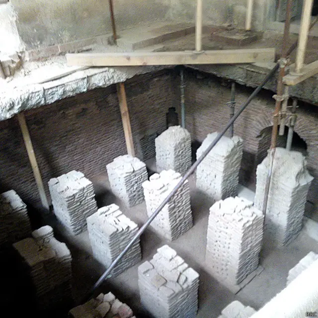 اس پانی سے اٹھنے والی بھاپ نہ صرف غسل کے پانی بلکہ عمارت کو بھی گرم رکھتی تھی۔