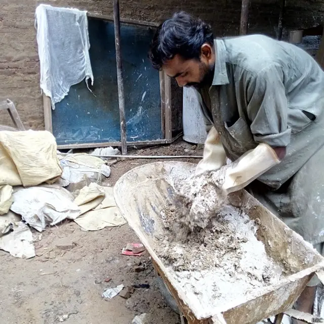 اس چار سو سال قدیم عمارت کے بحالی کے لیے سیمنٹ سے پاک وہی مسالا استعمال کیا جا رہا ہے جو اس کی تعمیر میں استعمال کیا گیا ہے۔