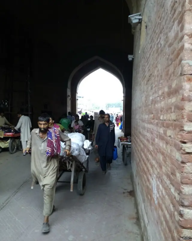 دلی گیٹ آج بھی زندگی سے بھرپور لاہور کا ایک حصہ ہے۔ یہاں کی ہلچل اور گہما گہمی دیدنی ہے اور یہاں ایک شاہی حمام بھی واقع ہے جس کی بحالی کا کام آج کل جاری ہے۔