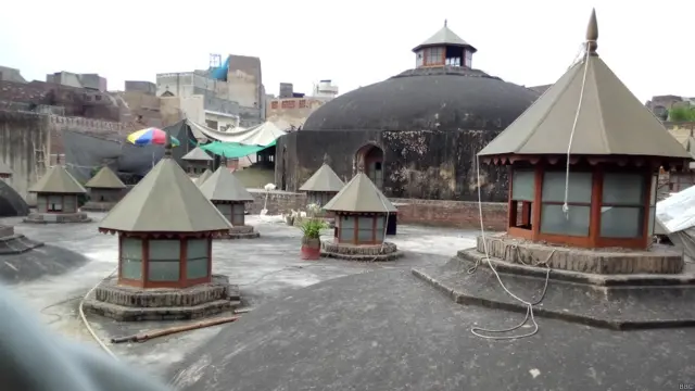 شاہی حمام کی چھت پر روشنی کے لیے بنے روشن دان جو قدرتی روشنی کا انتظام تھے۔