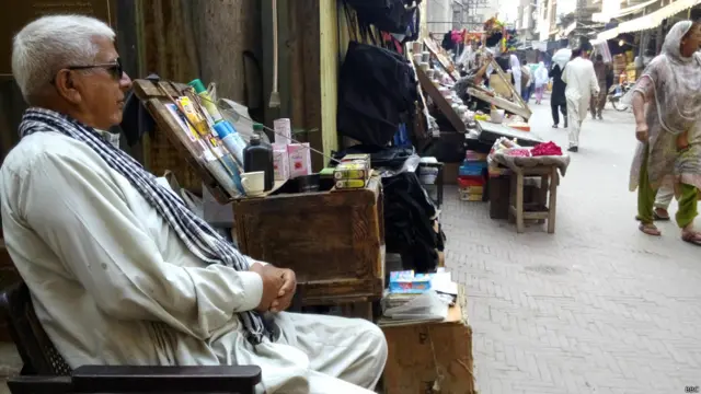 بینائی سے محروم ایک عمر رسیدہ شخص شاہی حمام کے باہر سرمے کا سٹال لگائے بیٹھے ہیں۔ شاید وہ نہا دھو کر یہاں سے نکلنے والے کا منتظر ہے۔