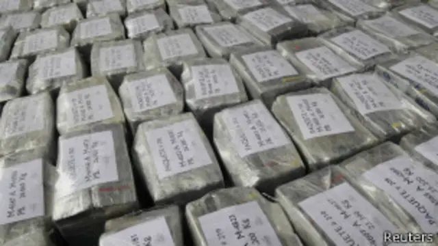 သိမ်းဆည်းရမိတဲ့ ကိုကင်း အထုပ်တွေ