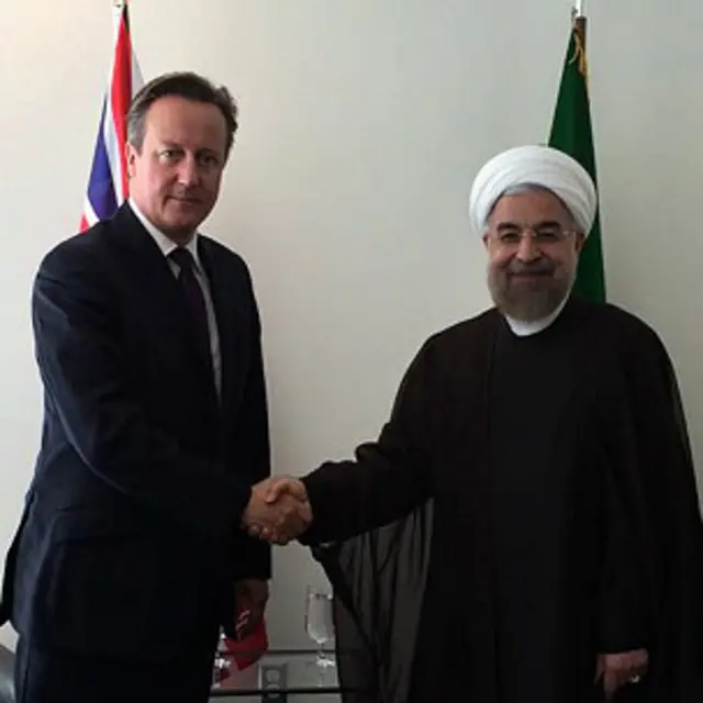 حساب توییتر منتسب به آقای روحانی عکسی از اولین دیدار سران ایران و بریتانیا پس از انقلاب ایران را منتشر کرد