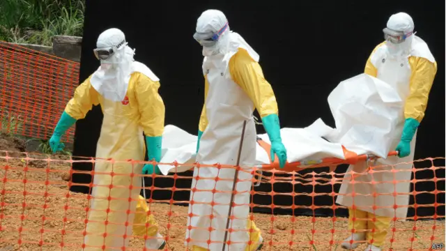 Тело умершего от эболы выносят из больницы
