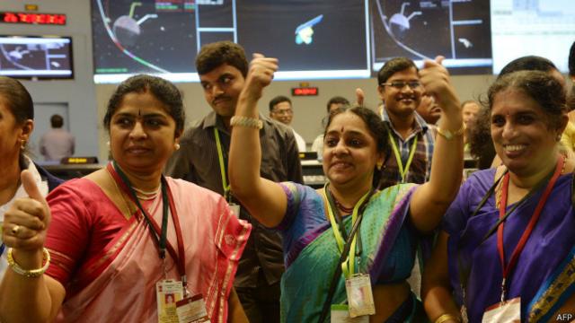 Científicos indios celebran la llegada de su satélite a Marte.