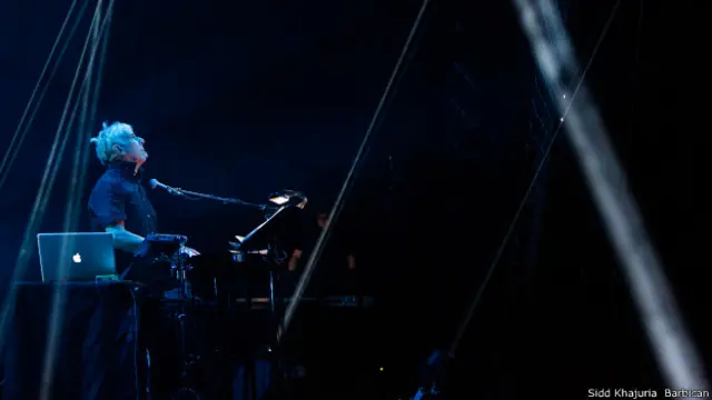 Джон Кейл на сцене театра Barbican