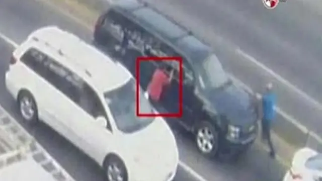 El secuestro fue captado en cámaras de seguridad. Las imágenes fueron difundidas por las principales televisoras, incluida Televisa, de donde fue tomada esta imagen.