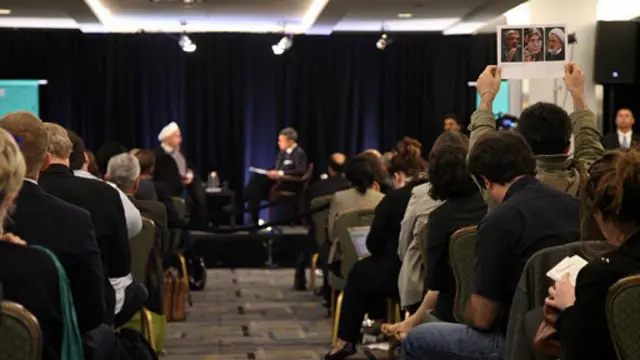 در این جلسه عكس‌هايى از "رهبران جنبش سبز" و غنچه قوامى روى دست برده شد اما سوالى درباره آنها پرسیده نشد