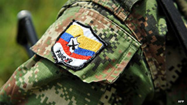 Escarapela con insignia de las FARC.