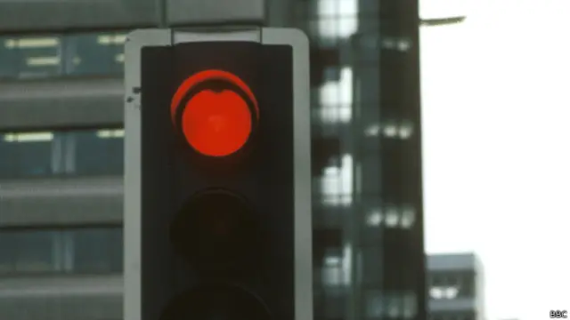 Sinal Vermelho / Crédito: BBC