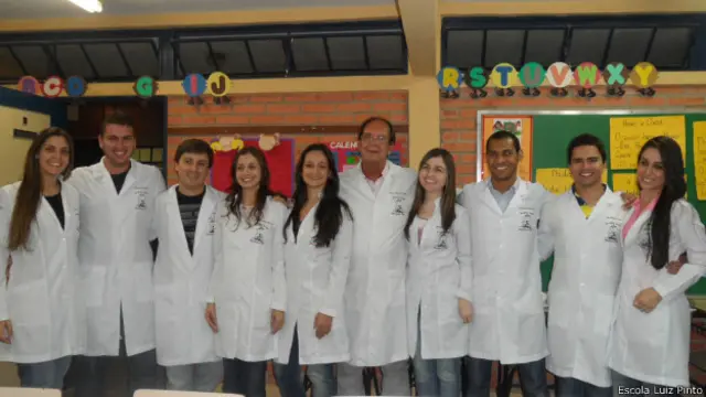 Manoel Francisco de Paiva (centro) com alunos do Projeto Saúde, em 2012 | Foto: Divulgação / Escola Luiz Pinto