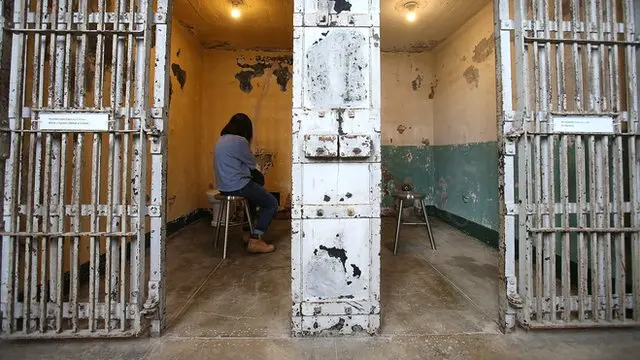 Một triển lãm của Ngải VỊ Vị mang tên 'Stay Tune' ngay trong nhà tù cũ Alcatraz, Hoa Kỳ