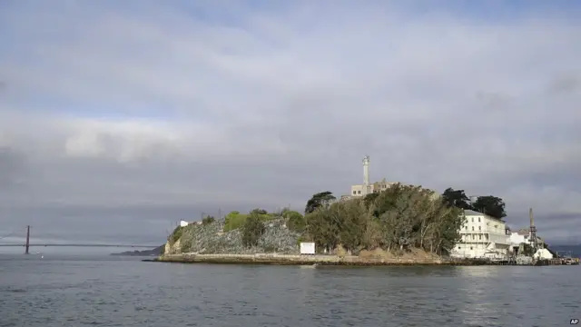 從輪船上觀看惡魔島全景（前）與金門大橋（24/9/2014）