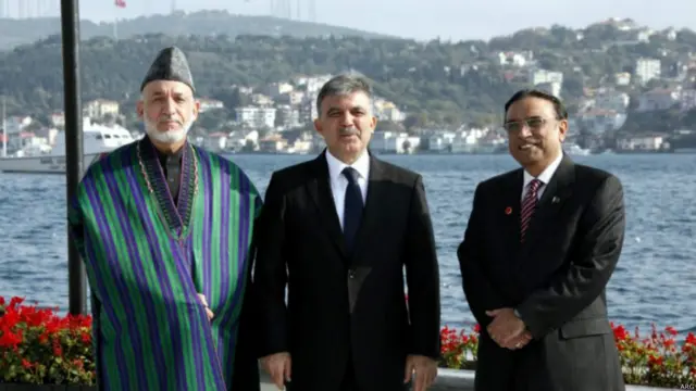 حامد کرزی، عبدالله گل رئیس جمهوری ترکیه و آصف علی زرداری رئیس جمهوری قبلی پاکستان. در اجلاس سه‌جانبه در ترکیه.