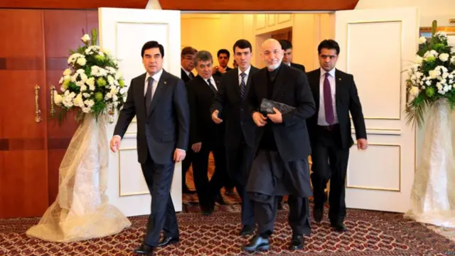 حامد کرزی و قربان‌قلی بیردی‌محمدوا رئیس جمهوری ترکمنستان در شهر ترکمن‌باشی.