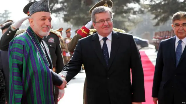 حامد کرزی هنگام پذیرایی از برونیسلاو کوموروفسکی رئیس جمهوری لهستان، در کاخ ریاست جمهوری در کابل، مارس ۲۰۱۲