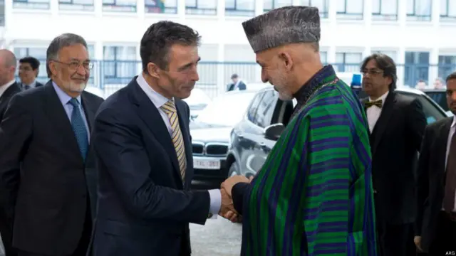 حامد کرزی د ناټو له سرمنشي اندریس فو راسموسن سره د ۲۰۱۳ کال د ناټو د غونډې په څنډو کې