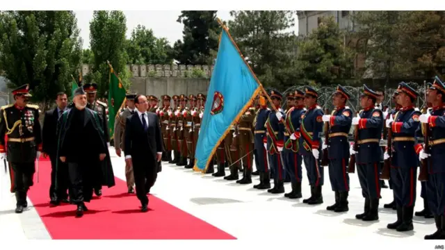 د ۲۰۱۲ په مې میاشت کې حامد کرزی د ولسمشرۍ د تشریفاتي سره فرش پر سر د فرانسې له ولسمشر فرانسوا اولاند سره