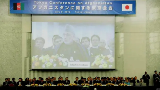 د افغانستان لپاره د توکیو غونډې- نړیوالو مشرانو له حامد کرزي سره د افغانستان د بیارغونې په برخه کې د مالي همکاریو ژمنې وکړې. کرزی د توکیو کنفرانس ته وینا کوي