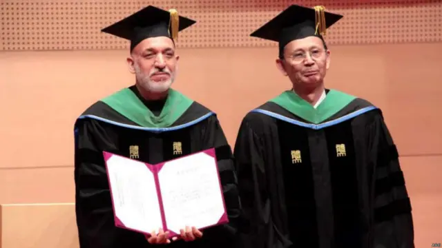 د توکیو کانفرانس په څنډو کې حامد کرزی د جاپان پوهنتونونو ته ورغی، خبرې یې وکړې او له یوه جاپاني پوهنتون افتخاري سند ورکړ